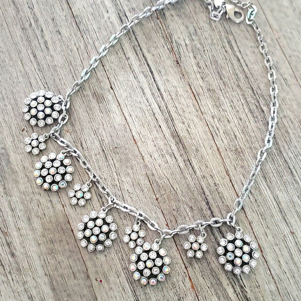 Necklace with iridescent stones